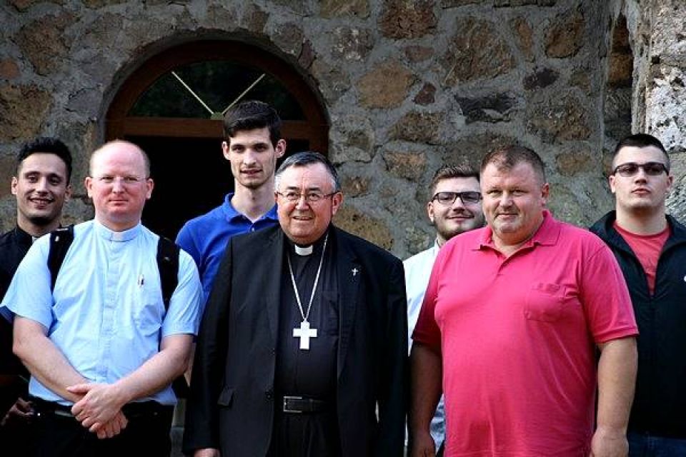 Kardinal Vinko Puljić i bogoslovi u posjetu Etno selu &quot;Remić&quot;